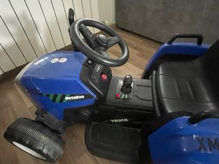 Tractor infantil azul con remolque