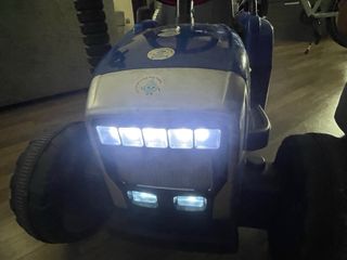 Tractor infantil azul con remolque