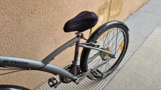 Bicicleta BTWIN gris con cesta