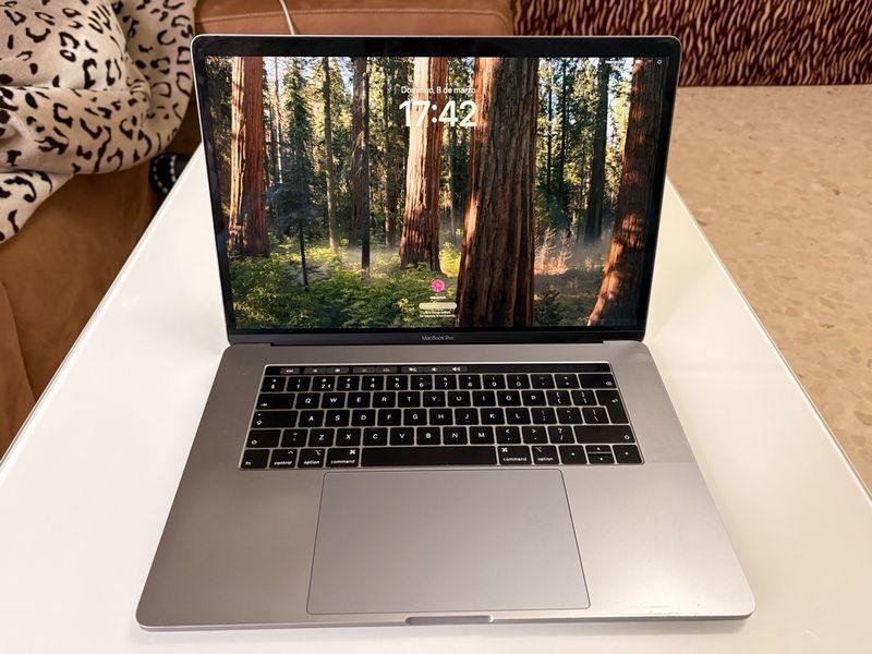 Macbook Pro 15 2018 Plata/Gris Espacial afbeelding 2