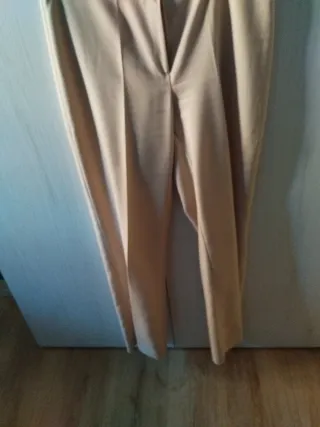 Pantalones beige elegantes
