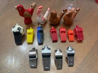 Lotto di 15 fischietti vari