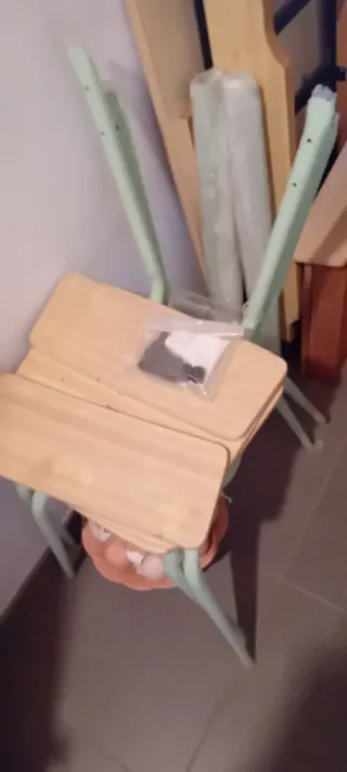 Mesa extensible cocina madera y dos sillas a juego