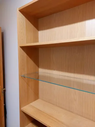 Estantería de madera y cristal