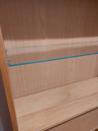 Estantería de madera con baldas de cristal