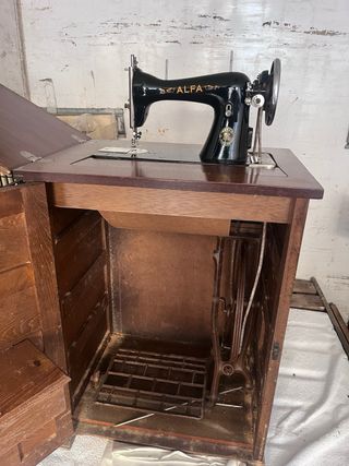 máquina coser Alfa antigua con armario