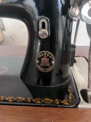 máquina coser Alfa antigua con armario