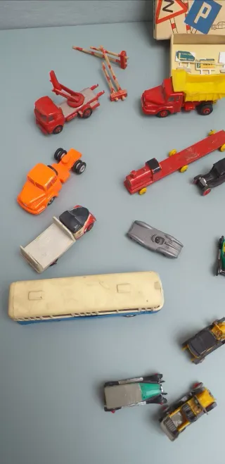 Coches, camiones, vehículos de juguete