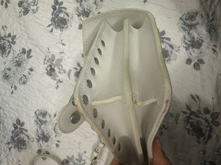 Borsa Pinko Bianca con Dettagli Oro e Borchie