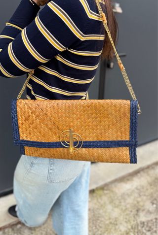 Pochette in midollino beige e dettagli oro