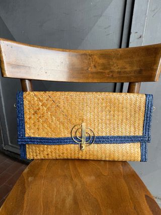 Pochette in midollino beige e dettagli oro