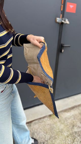 Pochette in midollino beige e dettagli oro