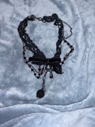 Collar Gótico Negro Encaje y Cruz