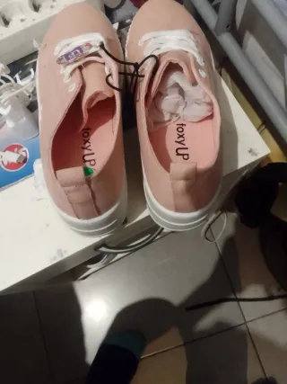 Zapatillas rosas y blancas de mujer