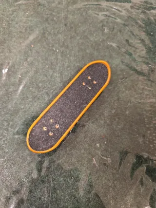 Mini patinete o skate para jugar con la mano