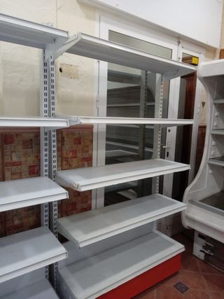 Estanterías metálicas blancas y naranjas