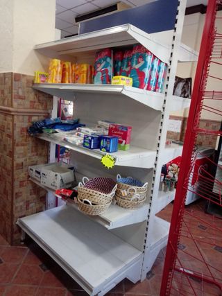 Estanterías metálicas blancas y naranjas