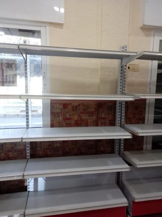 Estanterías metálicas blancas y naranjas