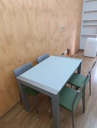 Mesa extensible cristal y 4 sillas verdes