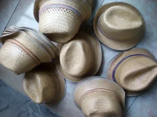 Sombreros de mimbre artesanales nuevos