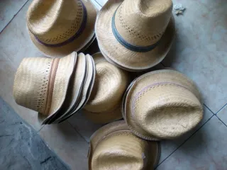 Sombreros de mimbre artesanales nuevos
