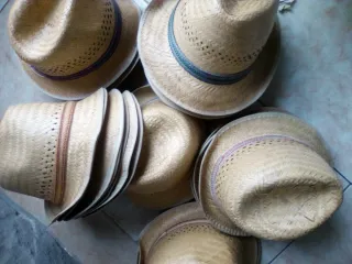 Sombreros de mimbre artesanales nuevos