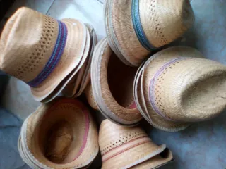 Sombreros de mimbre artesanales nuevos