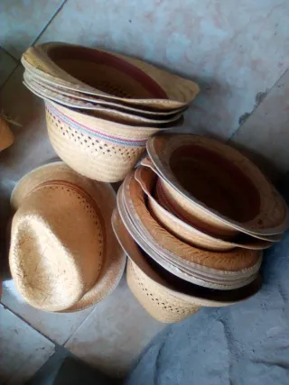 Sombreros de mimbre artesanales nuevos