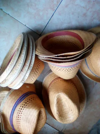 Sombreros de mimbre artesanales nuevos