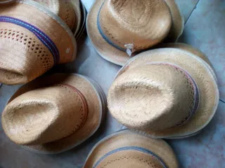 Sombreros de mimbre artesanales nuevos