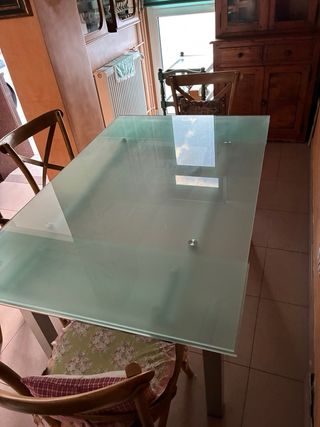Mesa de cristal y metal