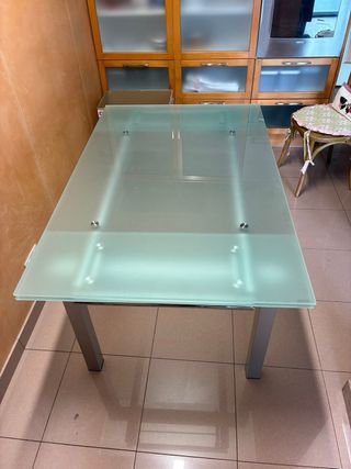 Mesa de cristal y metal