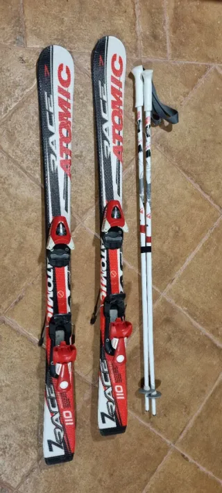 Esquís infantiles Atomic con bastones