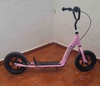 Patinete rosa con freno y pata de cabra