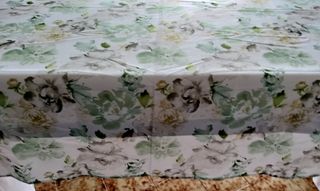 Mantel floral verde y blanco