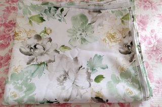 Mantel floral verde y blanco