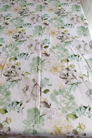 Mantel floral verde y blanco