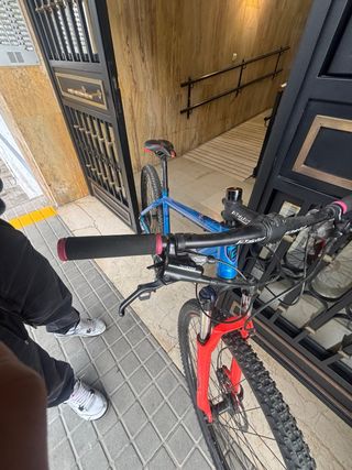 Bicicleta de montaña BERG azul y roja