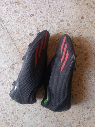 Botas de fútbol Adidas Negras y Rojas