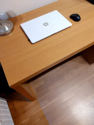 Escritorio de madera con cajones