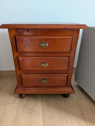 Mesita de noche de madera