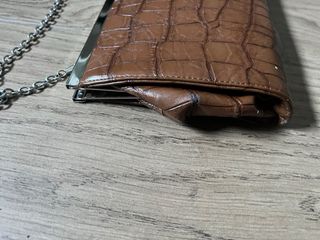 Bolso de mano marrón con cadena