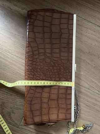 Bolso de mano marrón con cadena