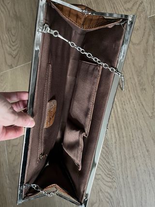 Bolso de mano marrón con cadena
