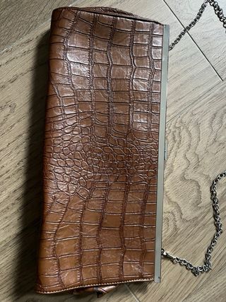 Bolso de mano marrón con cadena