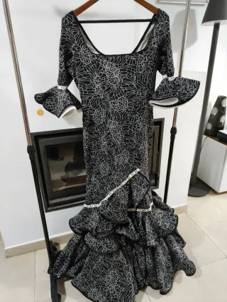 Traje de flamenca negro y blanco