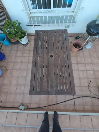 Mesa y 3 sillas de madera de Teka para exterior.