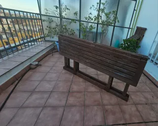 Mesa y 3 sillas de madera de Teka para exterior.