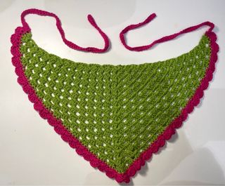 Bandana crochet hecho a mano rosa y verde