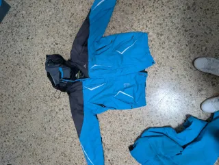 Traje de esquí azul